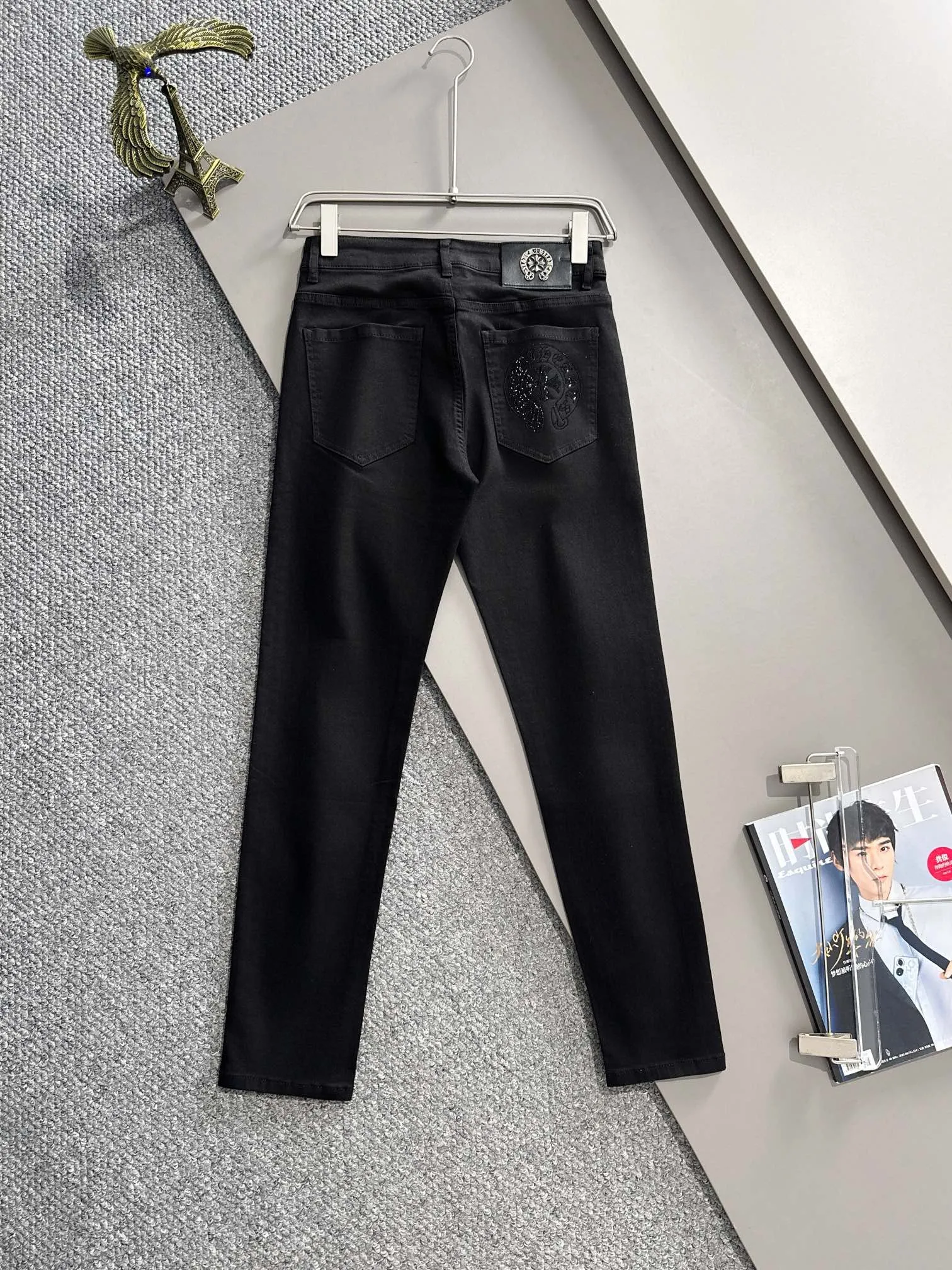 🅿️360 Croxin’s 2025 summer new hot brick pocket slim-fit jeans trousers are made of imported Japanese Denim plain cotton denim fabrics. They are complete in three standards, simple yet elegant, soft, delicate and comfortable, and the upper body is versatile and fashionable! Light luxury, a must-have item for daily commuting! Color: Black White Size: 28-40 (please state your height and weight when placing an order)